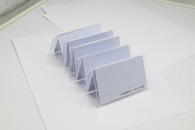 怎样阻止卡片在印刷历程泛转机差？？？？？