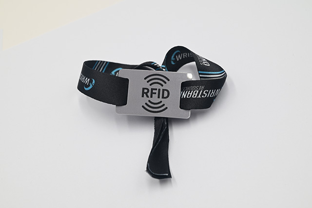 校园卡不但有统一的结构，，，，，尚有个性化的定制