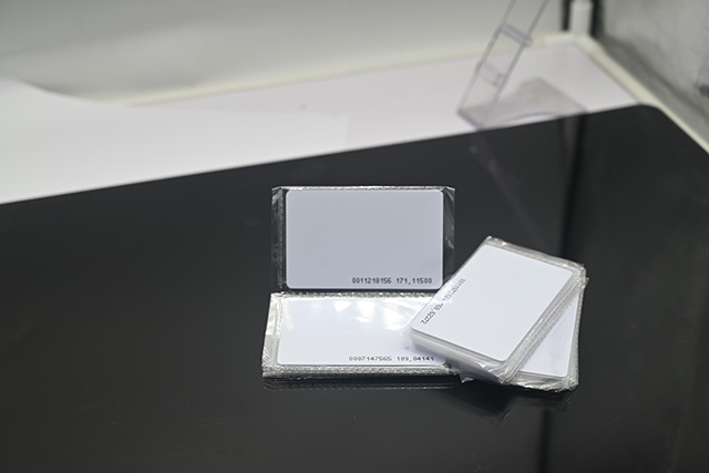 IC卡，，，，ID卡，，，，M1卡，，，，射频卡的区别是什么？？？